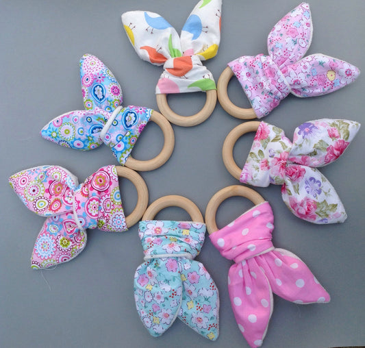 Mordedera Orgánica Orejas de Conejo para Bebé | Aro de Madera Segura · Tela Suave con Diseños en Pesca y Cuadros · Regalo Eco-Consciente para Recién Nacido