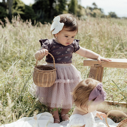 Set Nórdico Infantil con Flores | Algodón Orgánico · Diseño Suave y Artesanal · Para Bebés 6–36 Meses · Ideal Verano · Unisex · Estilo Natural Eco-Chic