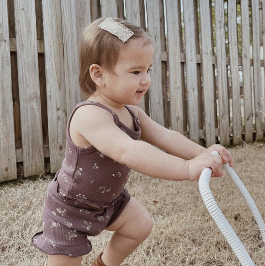 Set Nórdico Infantil con Flores | Algodón Orgánico · Diseño Suave y Artesanal · Para Bebés 6–36 Meses · Ideal Verano · Unisex · Estilo Natural Eco-Chic